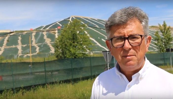 Il sindaco Claudio Castello davanti alla discarica Il sindaco Claudio Castello davanti alla discarica