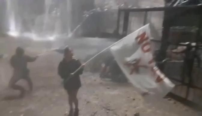 foto di repertorio di disordini tra No Tav e forze dell'ordine