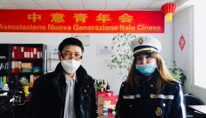 Il momento della consegna dei materiali