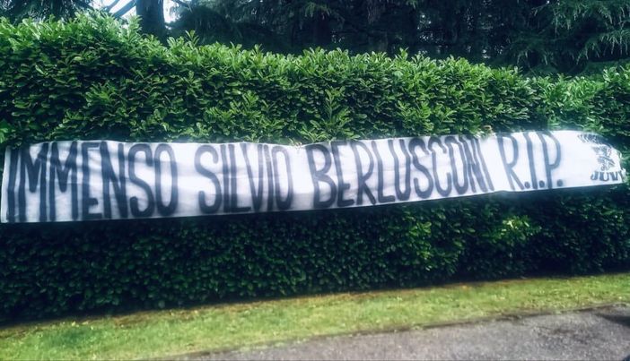 striscione ultras juve per berlusconi