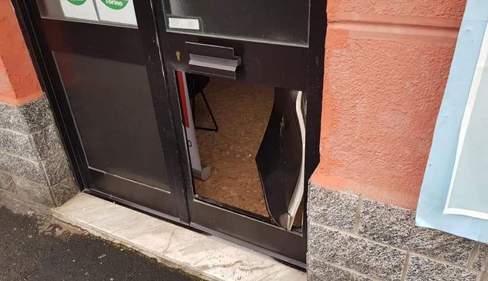 Vandali in azione al circolo PD di Venaria