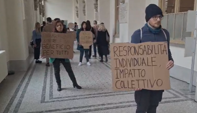 contestazione con cartelli