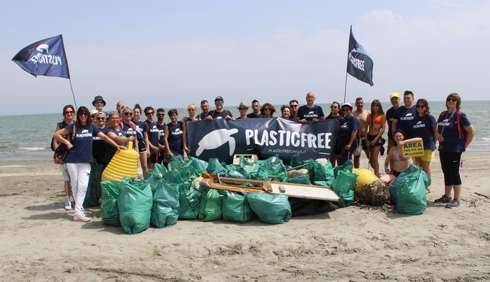 Nel weekend i volontari "plastic free onlus" liberano l'Italia da 19,5 tonnellate di plastica e rifiuti