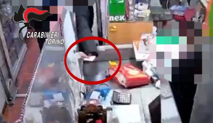 Per cercare di scappare, l'uomo ha spintonato un'amica della vittima intervenuta in soccorso Per cercare di scappare, l'uomo ha spintonato un'amica della vittima intervenuta in soccorso