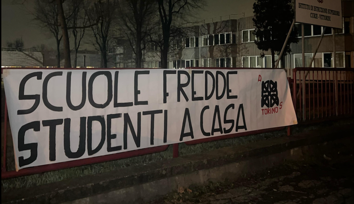 "Scuole fredde, studenti a casa", lo striscione di Azione studentesca davanti al Curie-Vittorini di Grugliasco "Scuole fredde, studenti a casa", lo striscione di Azione studentesca davanti al Curie-Vittorini di Grugliasco