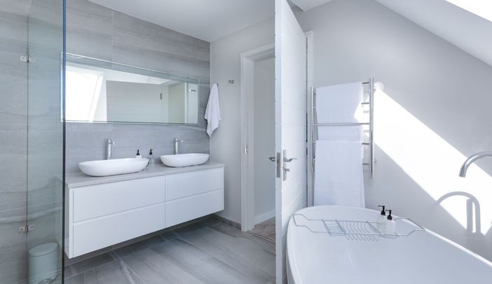 Arredo bagno total white: l’ultima frontiera del lusso