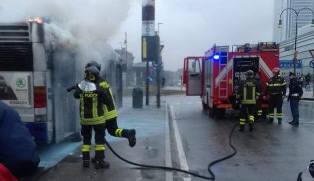 L'incendio sulla linea 46 (immagine di repertorio)