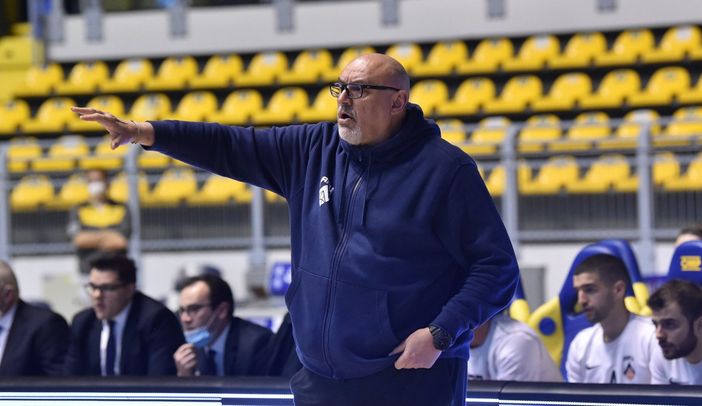 Coach di basket a bordo campo