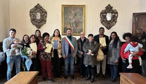 Moncalieri ti amo in tutte le lingue del mondo: 4 culture, 4 storie diverse per i nuovi cittadini Moncalieri ti amo in tutte le lingue del mondo: 4 culture, 4 storie diverse per i nuovi cittadini