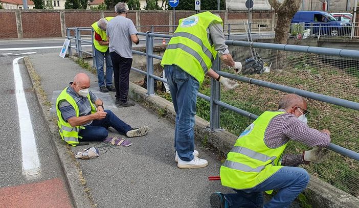 Un momento della pulizia Un momento della pulizia
