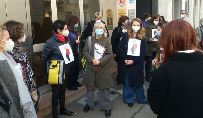 Protesta al consolato polacco pro aborto: "Anche in Piemonte siamo sotto attacco" [VIDEO]