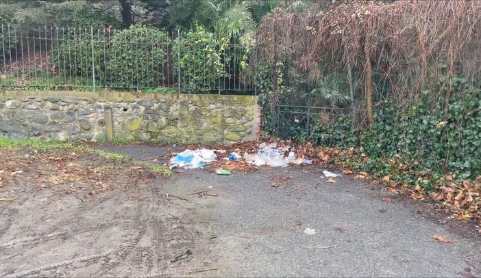 Rifiuti e fango davanti alle case a Cavoretto, residenti esasperati