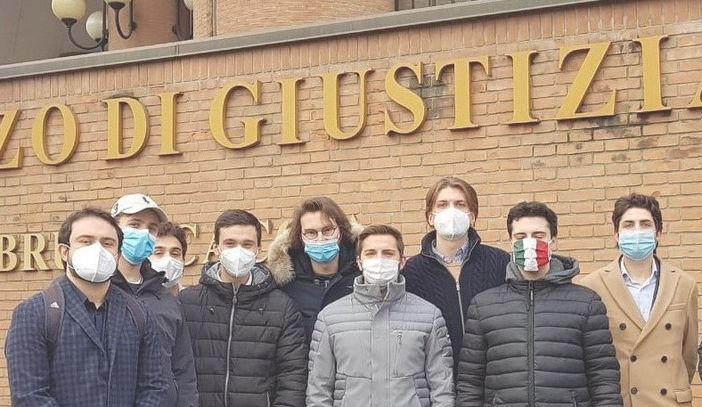 la protesta dei praticanti avvocati di fronte a Palazzo di Giustizia