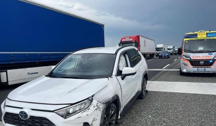 Incidente sulla tangenziale sud: auto va a sbattere contro il guard-rail