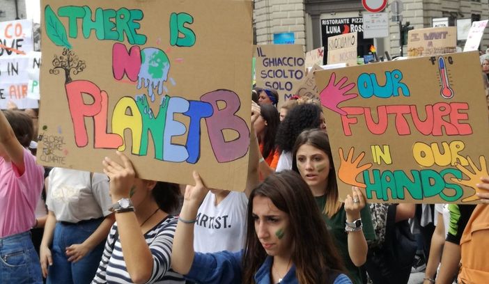 Gli amici di Greta invadono Torino: folla di ragazzi (e non solo) nel corteo che va da piazza Statuto a piazza Vittorio [FOTO e VIDEO]