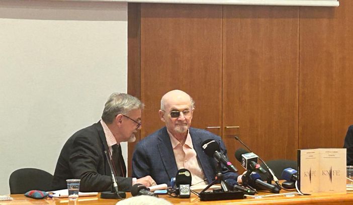 Salman Rushdie atteso protagonista domani al Salone del libro Salman Rushdie atteso protagonista domani al Salone del libro