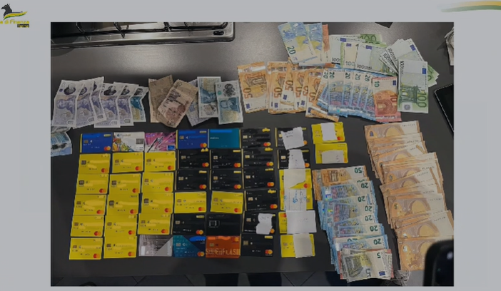 Foglio con la scritta Reddito di cittadinanza