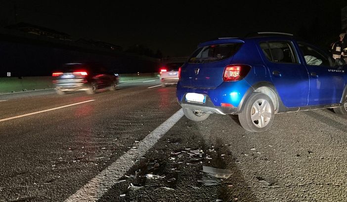 Tamponamento tra due auto: rallentamenti sulla Tangenziale Nord di Torino all'altezza di Venaria Tamponamento tra due auto: rallentamenti sulla Tangenziale Nord di Torino all'altezza di Venaria