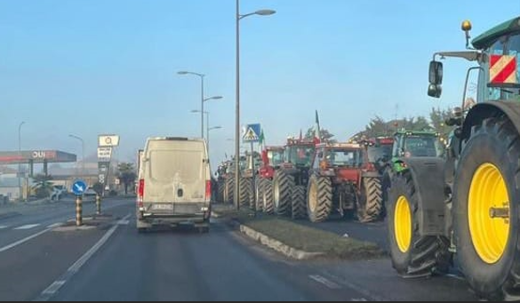 coda di trattori al casello