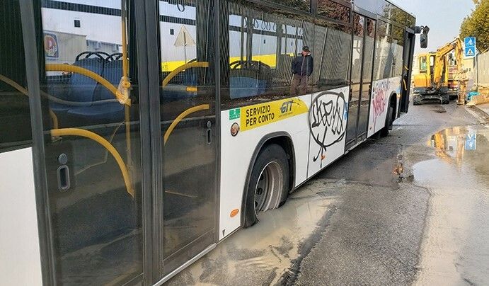 Autobus rimane bloccato in una grossa buca: fuori programma a Moncalieri Autobus rimane bloccato in una grossa buca: fuori programma a Moncalieri