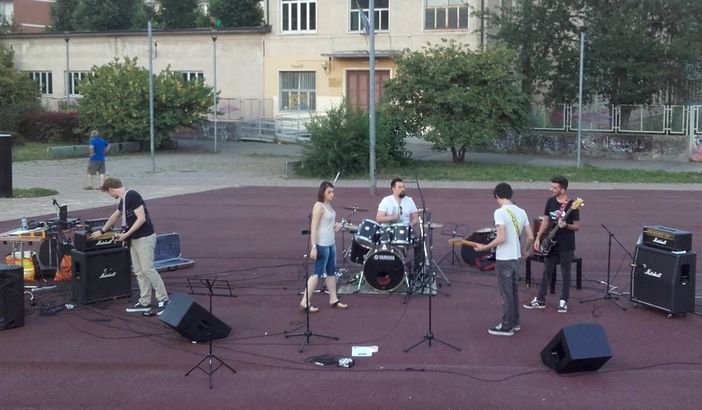 Problemi strutturali, il CentroDentro non si arrende e porta la musica fuori Problemi strutturali, il CentroDentro non si arrende e porta la musica fuori