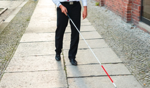 Ciriè, falso cieco per 30 anni: scoperto perché prelevava al bancomat e si muoveva in autonomia