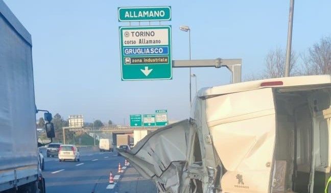 Caos in Tangenziale Sud per un doppio incidente nei pressi di corso Allamano: un ferito e 4 veicoli coinvolti Caos in Tangenziale Sud per un doppio incidente nei pressi di corso Allamano: un ferito e 4 veicoli coinvolti