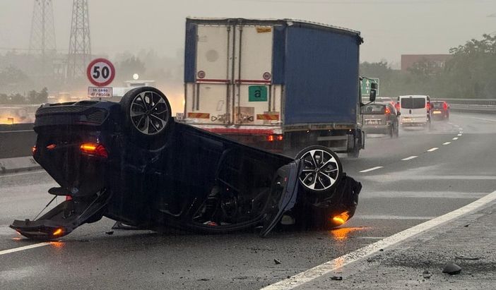 Auto si ribalta all'altezza di Stupinigi: traffico in tilt in tangenziale sud