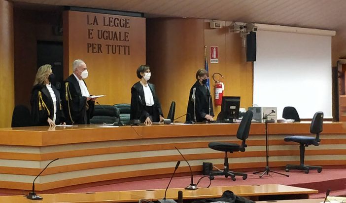 protesta No Tav all'esterno del tribunale di Torino e lettura della sentenza protesta No Tav all'esterno del tribunale di Torino e lettura della sentenza