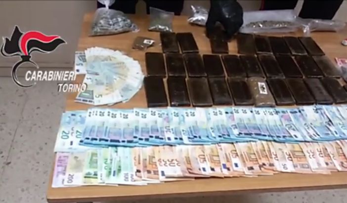 Banchette, giovane insospettabile sorpreso in casa con 3 kg di hashish e novemila euro in contanti: arrestato dai carabinieri Banchette, giovane insospettabile sorpreso in casa con 3 kg di hashish e novemila euro in contanti: arrestato dai carabinieri