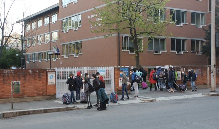Famiglie che accompagnano i bambini a scuola