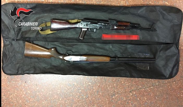 Kalashnikov e fucile in un condominio di Beinasco, forse usati per rapina