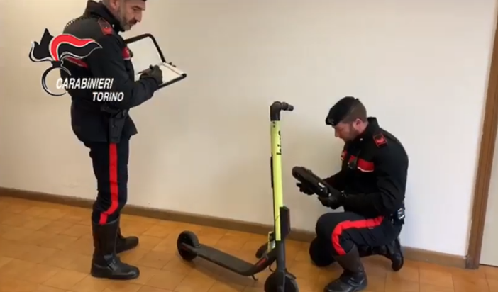 Porta via il monopattino per regalarlo al nipotino: nonna scoperta dai carabinieri a Trana