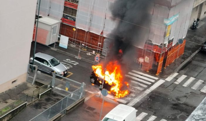 Barriera di Milano: incendiati bidoni e un'auto