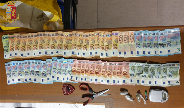 Prova a fuggire, lanciando i soldi dalla finestra: denunciato