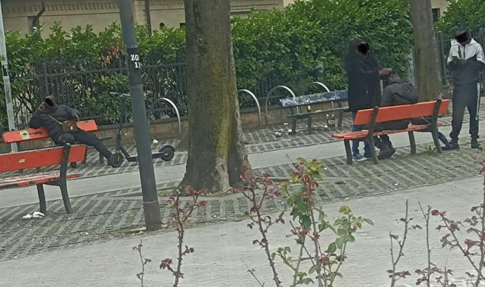 La parrucchiera di Corso Umbria, foto tratta dal post di Luca Maggia (FdI)