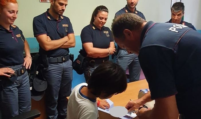 I poliziotti di Bardonecchia ricomprano a un bambino il giocattolo che gli era stato rubato