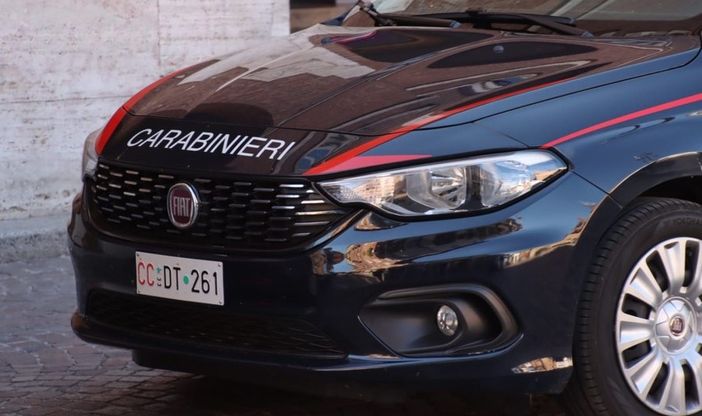 Ragazza di 18 anni si chiude nel bagno della scuola e minaccia il suicidio: salvata dai carabinieri