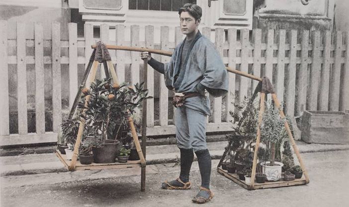 Al Mao, la mostra Hanauri svela il fascino del Giappone con i suoi venditori di fiori Al Mao, la mostra Hanauri svela il fascino del Giappone con i suoi venditori di fiori