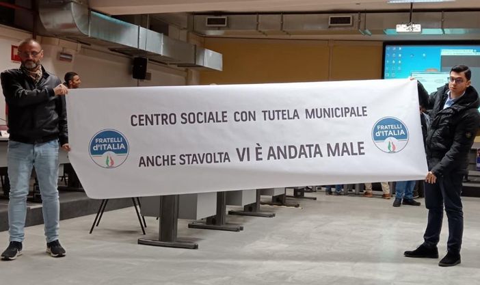 persone con striscione