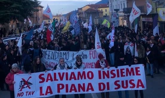 In migliaia alla marcia No Tav: "Salviamo la piana di Susa"