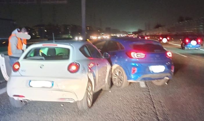 Incidente sulla tangenziale Nord: tre veicoli coinvolti, code tra corso Regina e Venaria