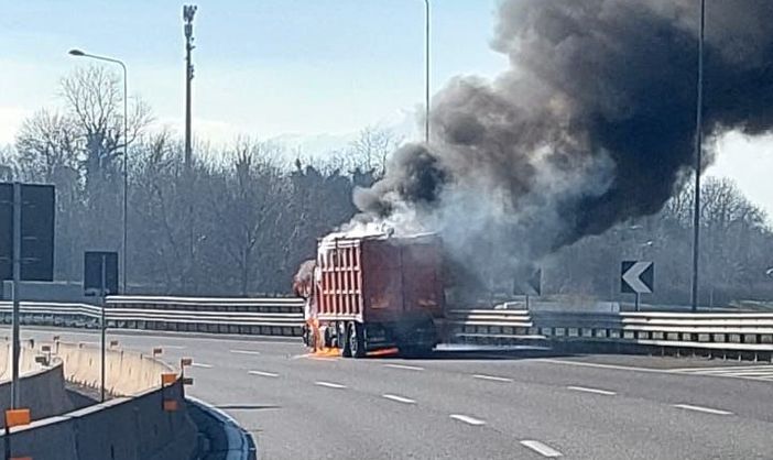 Autocarro va a fuoco all'altezza dell'interscambio per Piacenza, traffico in tilt sulla tangenziale