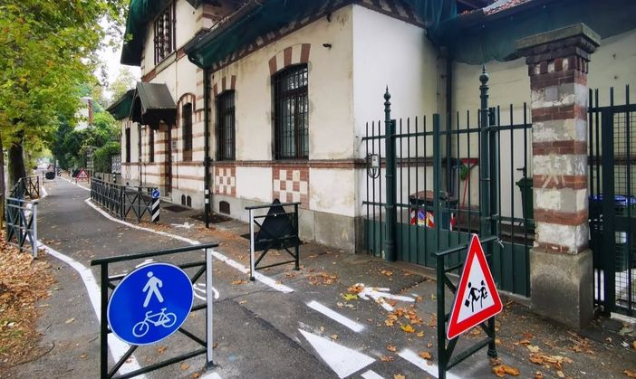 Scuole più sicure in corso Moncalieri: nuova segnaletica e dissuasori tra bici e pedoni Scuole più sicure in corso Moncalieri: nuova segnaletica e dissuasori tra bici e pedoni