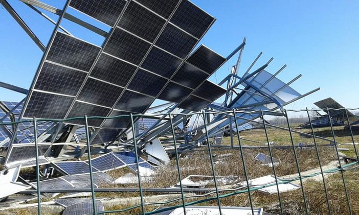Il vento ha danneggiato due vele del parco fotovoltaico di Frossasco e non sono ancora state riparate