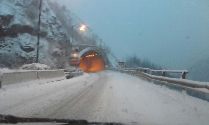 Sta arrivando la neve, dal pomeriggio a Torino in azione i mezzi spargisale e sgombraneve