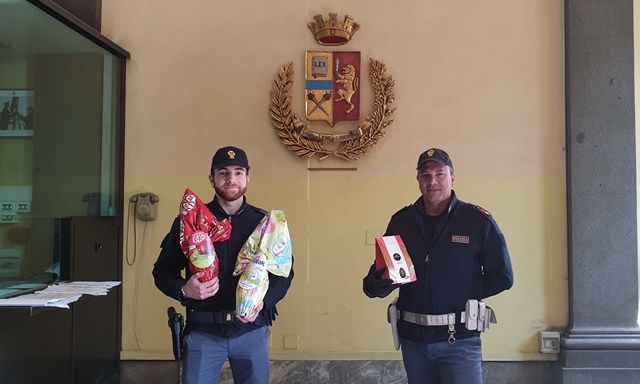 Oltre 1500 uova donate ai figli del personale della Questura di Torino Oltre 1500 uova donate ai figli del personale della Questura di Torino