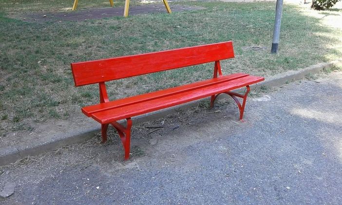 A Santena, una panchina rossa contro la violenza sulle donne nella sede della Croce Rossa A Santena, una panchina rossa contro la violenza sulle donne nella sede della Croce Rossa