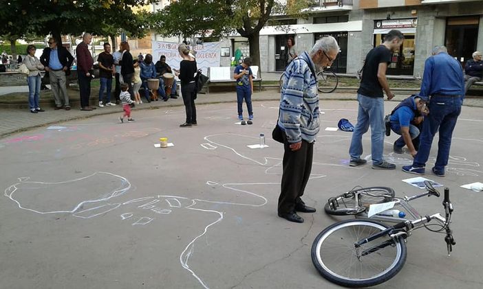 Flash mob in piazza Caduti ad Alpignano per la Giornata della Memoria e dell'Accoglienza