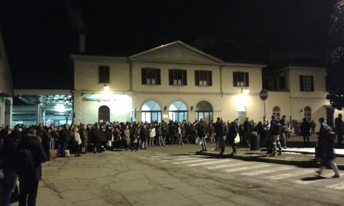 Pendolari in attesa per ore dopo l'investimento a Cavallermaggiore; l'assessore Balocco: “La gestione non è stata all'altezza”